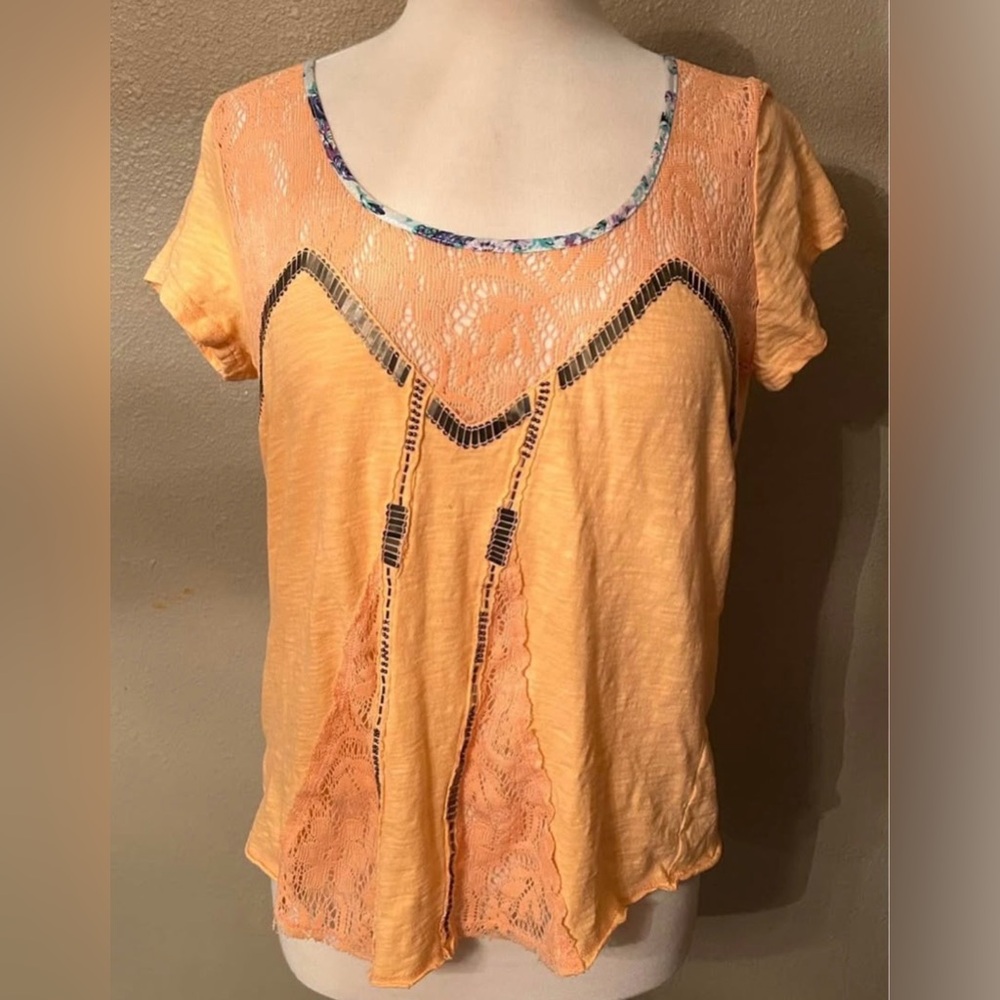 Gimmicks by BKE Peach Lace Detail Top Size M